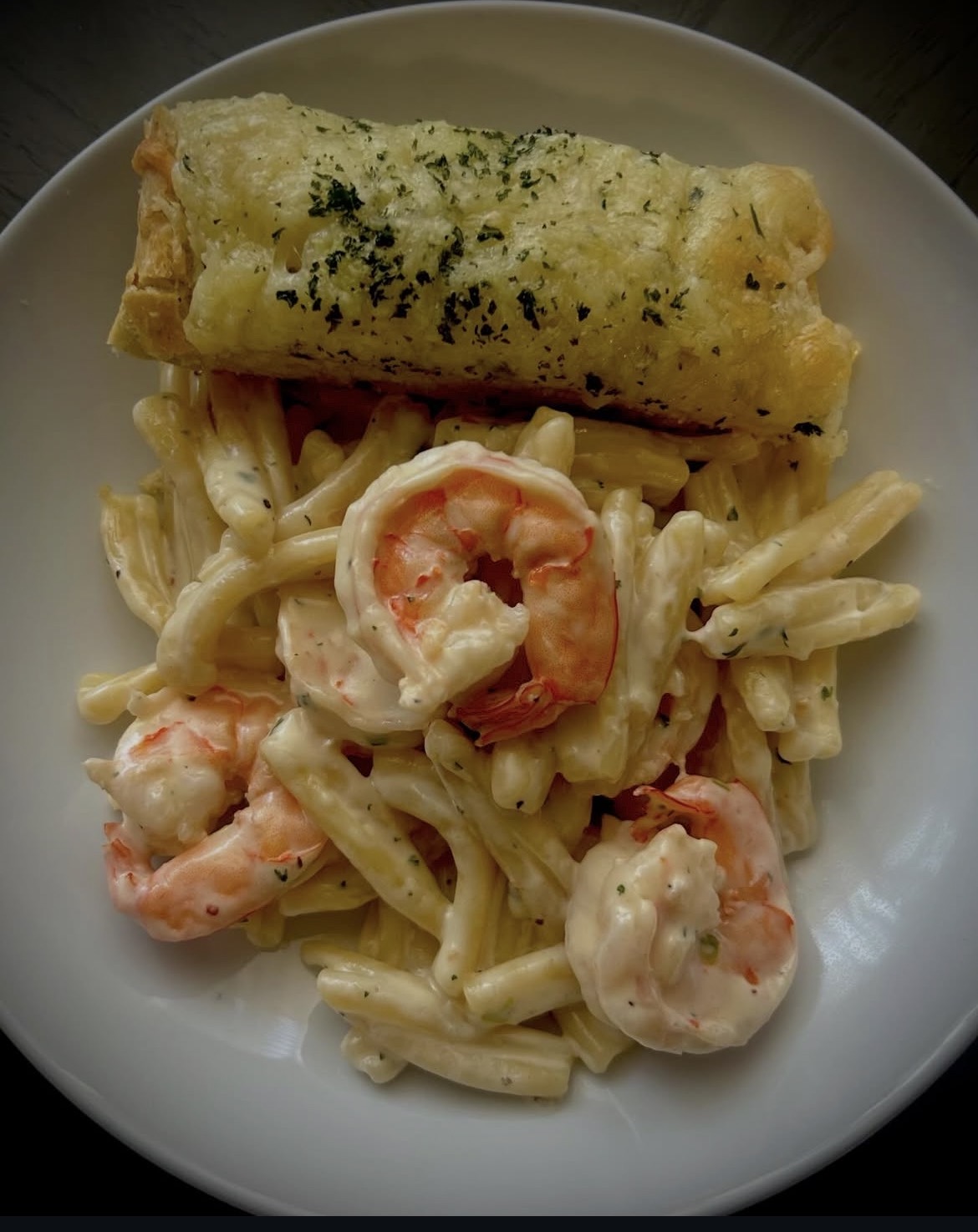 Creamy shrimp pasta with garlic bread